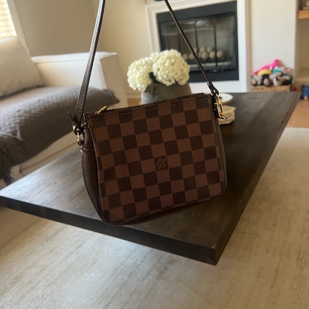LOUIS VUITTON
Damier Ebene Trousse Make Up Bag
Pochette
